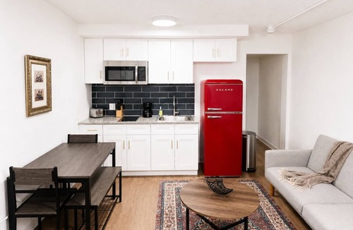 St. Johns Apartment | Sleepover | Inviting Studio + Gym - Austin TX