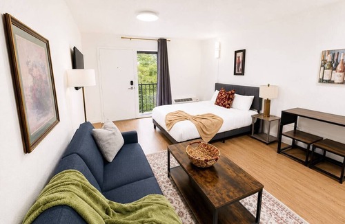 St. Johns Apartment | Sleepover | Quaint Studio + Gym - Austin TX