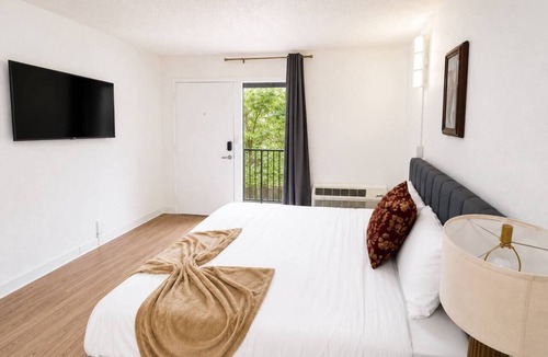 St. Johns Apartment | Sleepover | Quaint Studio + Gym - Austin TX
