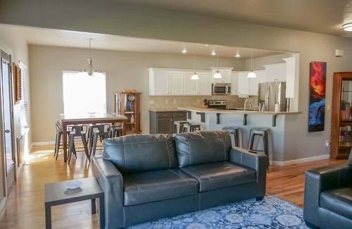 Meridian House | Sleeps 25 | Theater Room | Near Roaring Springs | Large Meridian Home