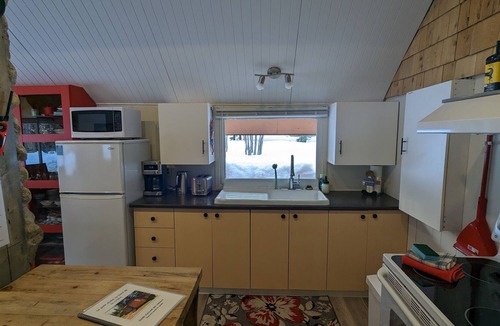 Saint-Mathieu-du-Parc Ski Chalet | Small cottage by the river