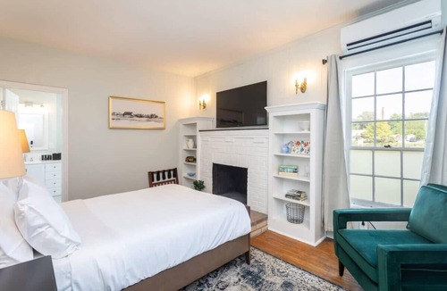 Luray House | Sojourn at The Legacy Inn- The Kennedy Suite