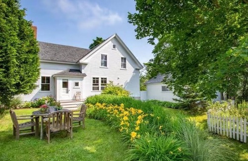 Somesville House | Somesville Village Historic Charmer. 5min to Acadia Mountain trailhead. Sleeps 9