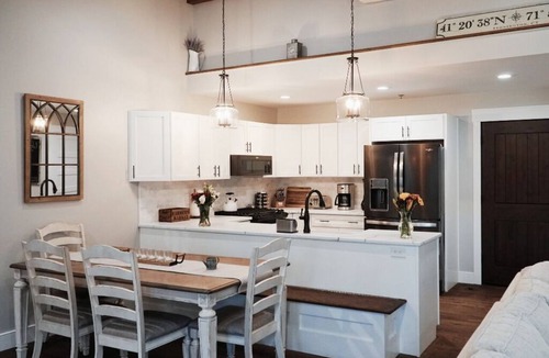 Stonington Apartment | Spacious 2BR Condo - Minutes to DT Mystic