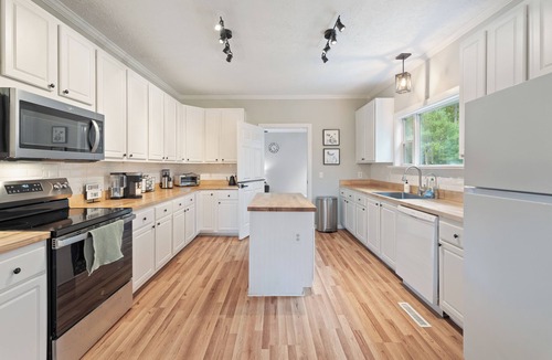 Faber House | Spacious 3 Br Hot Tub Easy Wine Country Access