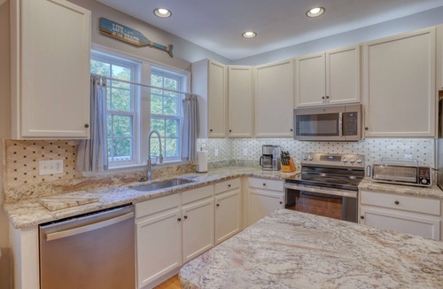 Long Neck House | Spacious 4-bed 3.5-bath Townhome in Long Neck with AC, Swimming Pool & Game Room