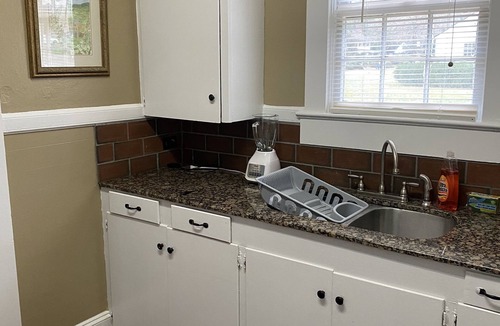 Valdosta House | Spacious 4BR House Sleeps 10+ Near SGMC, VSU & Moody AFB Parking