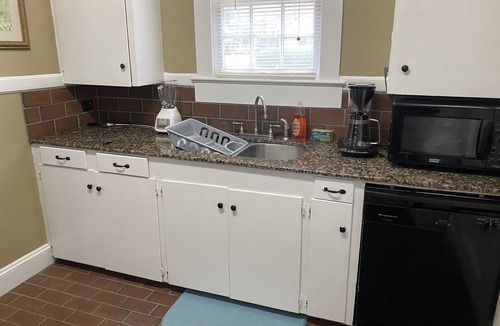 Valdosta House | Spacious 4BR House Sleeps 10+ Near SGMC, VSU & Moody AFB Parking