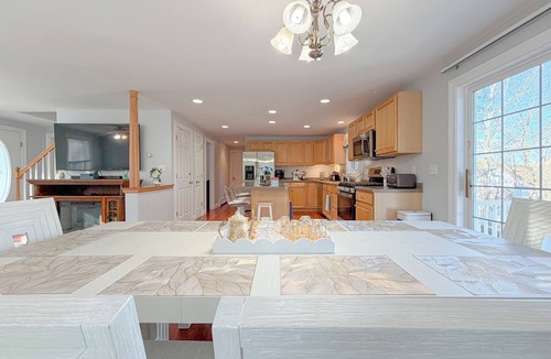 Westbrook House | Spacious 4BR Portland Retreat 4 King Beds + BBQ