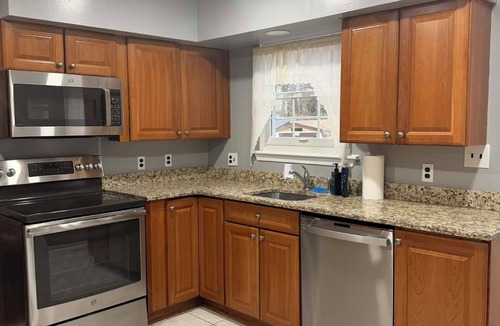Parkville House | Spacious 5-bedroom house in charming Parkville with Hot tub 24/7