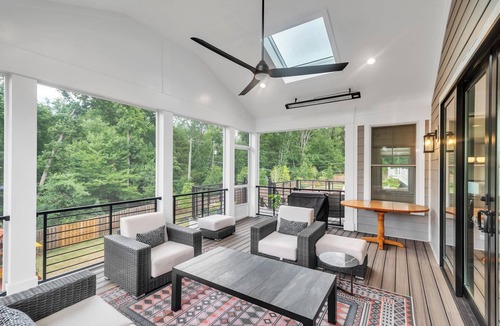 Herndon House | Spacious 5-bedroom home, Family Friendly in delightful Oak Hill