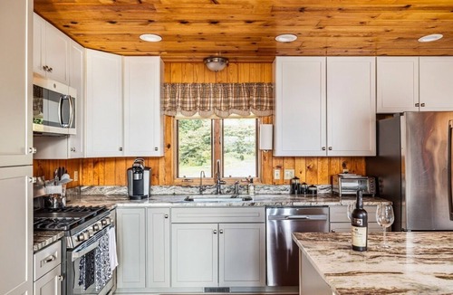 New Market Cabin | Spacious 6-bedroom cabin - Hot Tub - Game Room - Gym - Fire pit - 27 acres