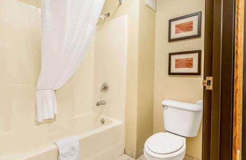Carbon Cliff House | Spacious accommodations in East Moline !!