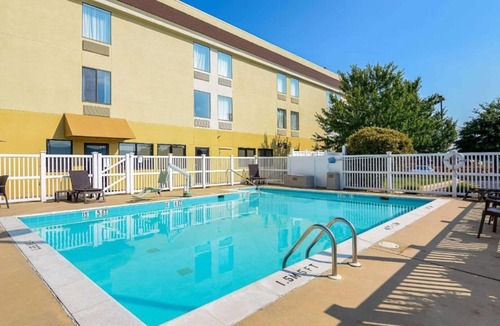 Woodstock House | Spacious and comfortable lodging near Luray Caverns in Woodstock