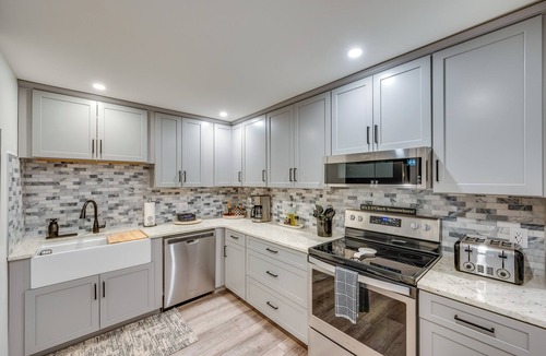 Bartlett Condo | Spacious Bartlett Condo w/Balconies & Pool!