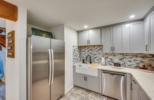 Bartlett Condo | Spacious Bartlett Condo w/Balconies & Pool!