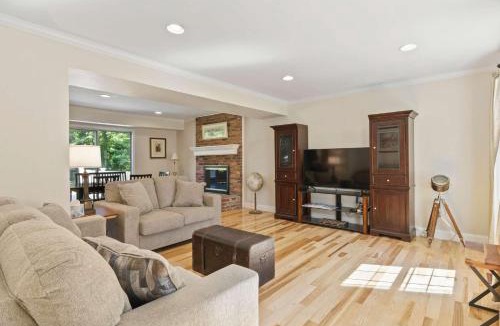 Parole House | Spacious Edgewater Home Deck & Sleeps 10