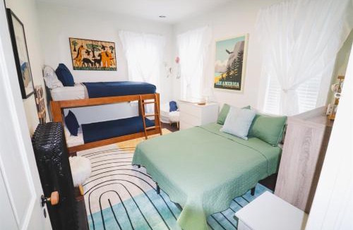 New Oxford House | Spacious Group Stay Near Gettysburg Room for All & Easy Day Trips Nearby