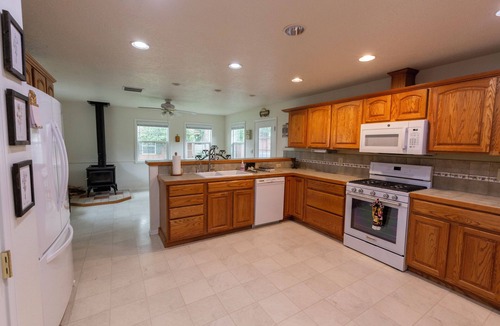 Emmett House | spacious home with huge kitchen in the heart of Emmett kid friendly