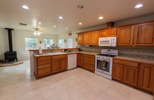 Emmett House | spacious home with huge kitchen in the heart of Emmett kid friendly