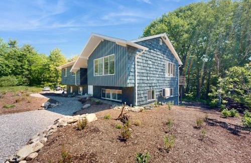 Cushing House | Spacious House with Modern Comforts and Nature