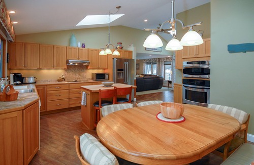 Wells House | SPACIOUS One level A Peaceful Escape and only a short walk to Cresent beach!