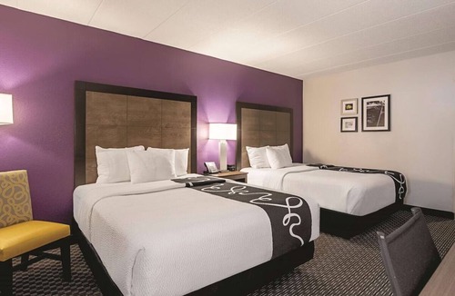 Portland Hotel | Spacious Queen Suite, La Quinta, Shuttle Service, Minutes to The Arts District