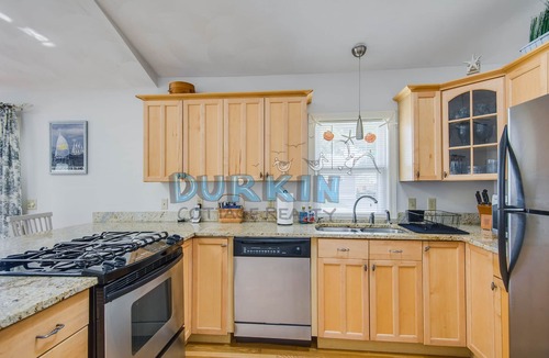 Narragansett House | Spacious Ranch, High Ceilings, Central Air Conditioning, Close to Beach