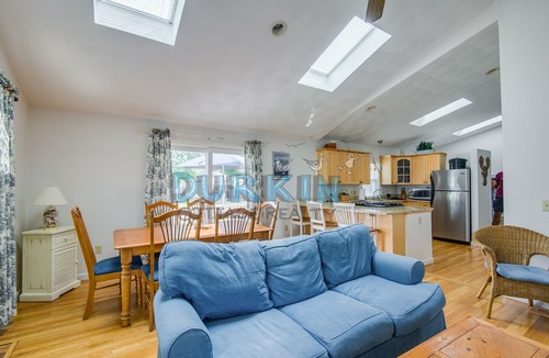 Narragansett House | Spacious Ranch, High Ceilings, Central Air Conditioning, Close to Beach