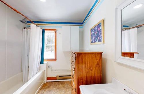 Boothbay Harbor House | Spacious single-level duplex with fast WiFi, two full kitchens, deck, & yard