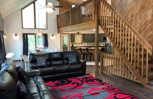 Bushkill House | Spacious Slopeside Lodge! Sleeps 10 + Beautiful Pocono Getaway!