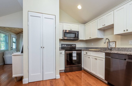 York Apartment | Spacious suite - close to everything + backyard 10 min to Portsmouth +Ogunquit