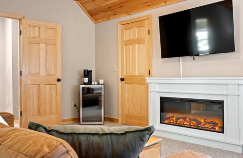 Sunday River Area Ski Chalet | SPECIAL! Bigfoot’s Hideaway 3 Mi to Sunday River, 145" Theater Projector, Games