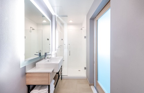 Downtown Baltimore Hotel | SpringHill Suites by Marriott Baltimore Downtown Convention Center Area
