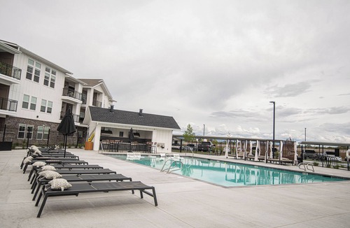 Star Apartment | Star Charm apartment- with pool, gym, hot tub & Pac- Man