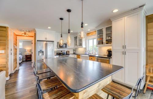 Emerald Isle House | Steps to Beach: Bright Emerald Isle Retreat
