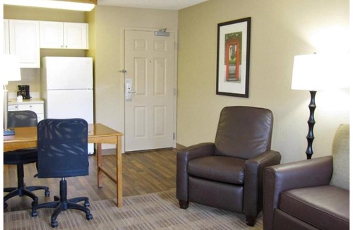 Gaithersburg Apartment | Studio 6 Gaithersburg|1 Queen|Nmsk|Sofa-Bed|Kitchen