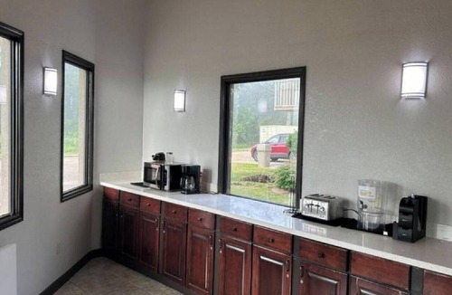 Little Rock Apartment | Studio 6 Little Rock|King Hearing Access,Kitchen|Nsmk