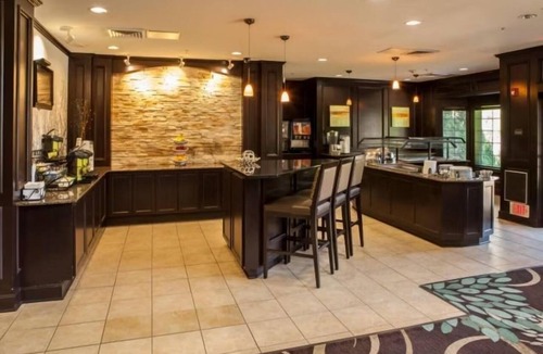 Independence Apartment | Studio | Free Breakfast. Outdoor Pool & Hot Tub
