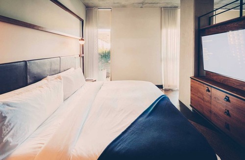 Travis Heights Hotel | Studio-Style Suite with Balcony Overlooking Pool