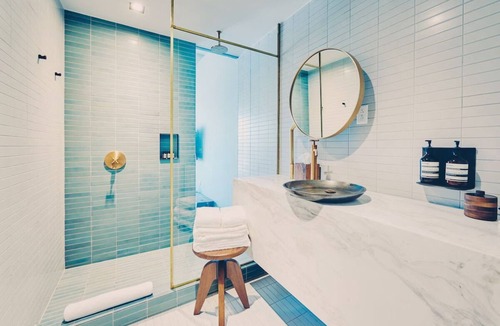 Travis Heights Hotel | Studio-Style Suite with Balcony Overlooking Pool