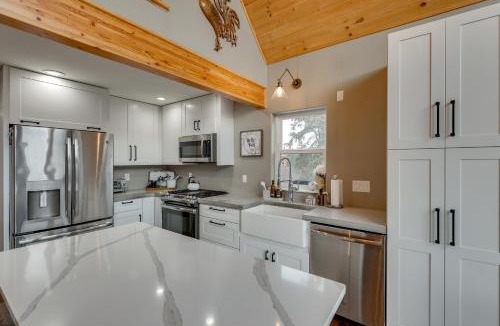 Eagle River House | Stunning Alaskan Getaway w/River & Mtn Views