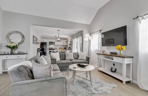 Harper House | Stunning Haus with Hot tub, Grill & Fire Pit!