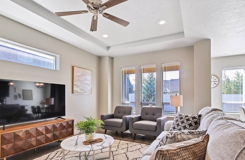 Meridian House | Stunning Meridian 3 Bedroom Custom Home in Central Meridian