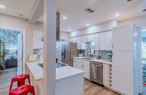 South Pinellas Community Council House | Stunning Pool home with TWO Pool Cabanas + Guest Bungalow-Sleeps 14!