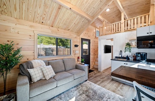 Bull Creek Cabin | Stunning Rustic Wooden Cabin in Branson, Missouri