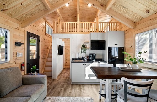 Bull Creek Cabin | Stunning Rustic Wooden Cabin in Branson, Missouri
