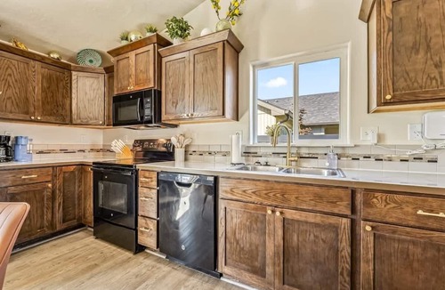 Caldwell House | Stylish 3BR Retreat Sleeps 9 Garden & Garage