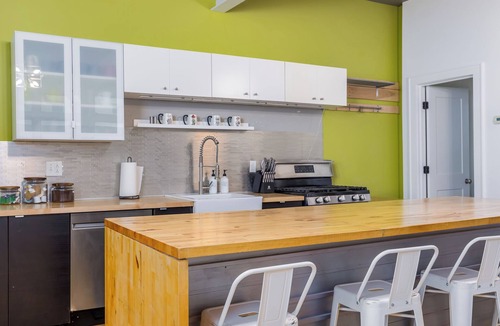 Macalester - Groveland House | Sunny 16BD Retreat with Sauna, Hot tub, Movie theatre, Arcade. Come Unwind!
