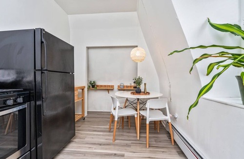 Newtonville Apartment | Sunny, Stylish Loft